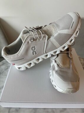 On Cloud Sneakers in Light grey/Off-White